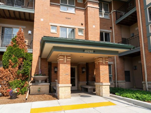 15295 W Library Ln, Unit 213, New Berlin, WI 53151