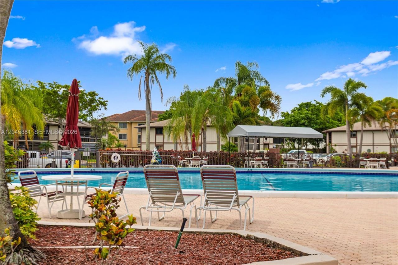 9930 S Belfort Cir, Unit 105, Tamarac, FL 33321 Photo