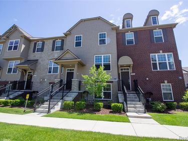 2940 GLENBAR Circle, Rochester Hills, MI 48307