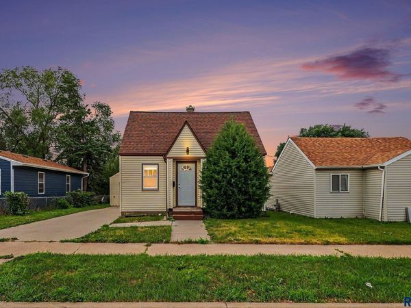 1305 E 12th St, Sioux Falls, SD 57103