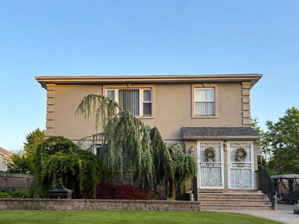 14 Vanata Court , Hempstead, NY 11550