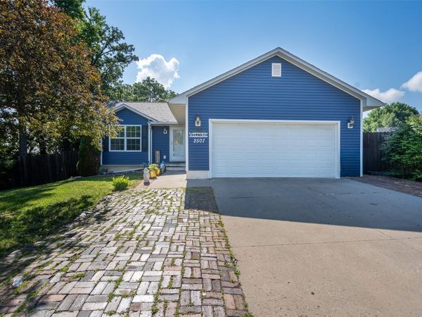 2507 Eagle Point Court, Des Moines, IA 50320