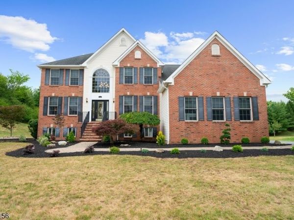 15 Providence Dr, Raritan, NJ 08822