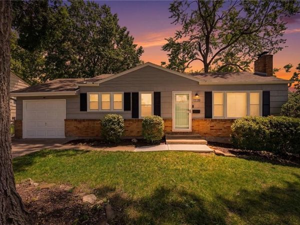 7423 Glenwood Lane, Overland Park, KS 66204
