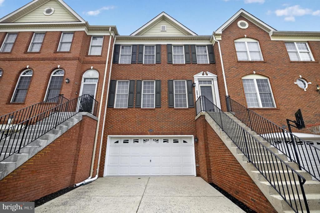 25915 Kirkwood Square , Chantilly, VA 20152 Main Photo