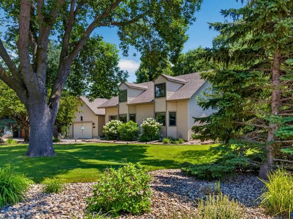 2812 S Jonathan Ln, Sioux Falls, SD 57103