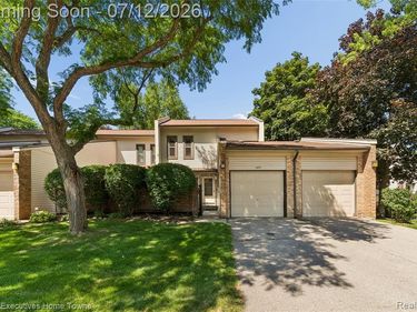 1077 Willow Grove Court, Rochester Hills, MI 48307