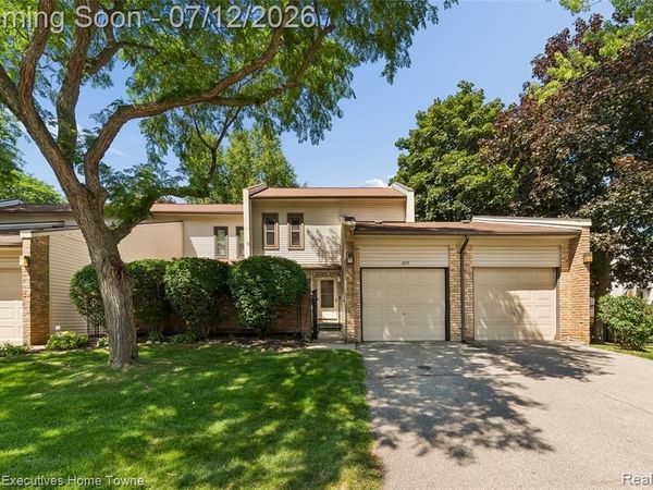 1077 Willow Grove Court, Rochester Hills, MI 48307