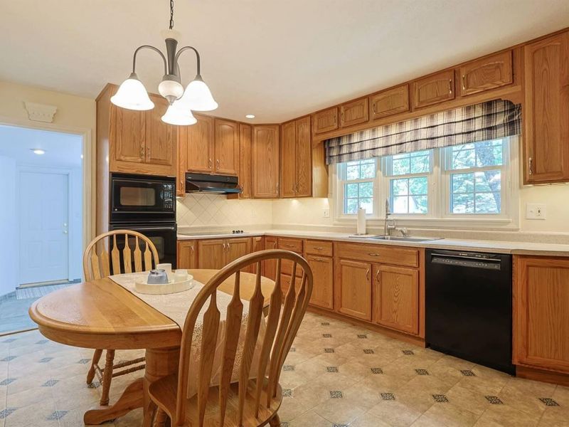 1089 Forest Drive, Dayton, OH 45434 Photo 9