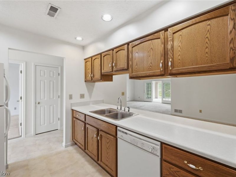 952 Oakbrook Drive, Ashland, OH 44805 Photo 8