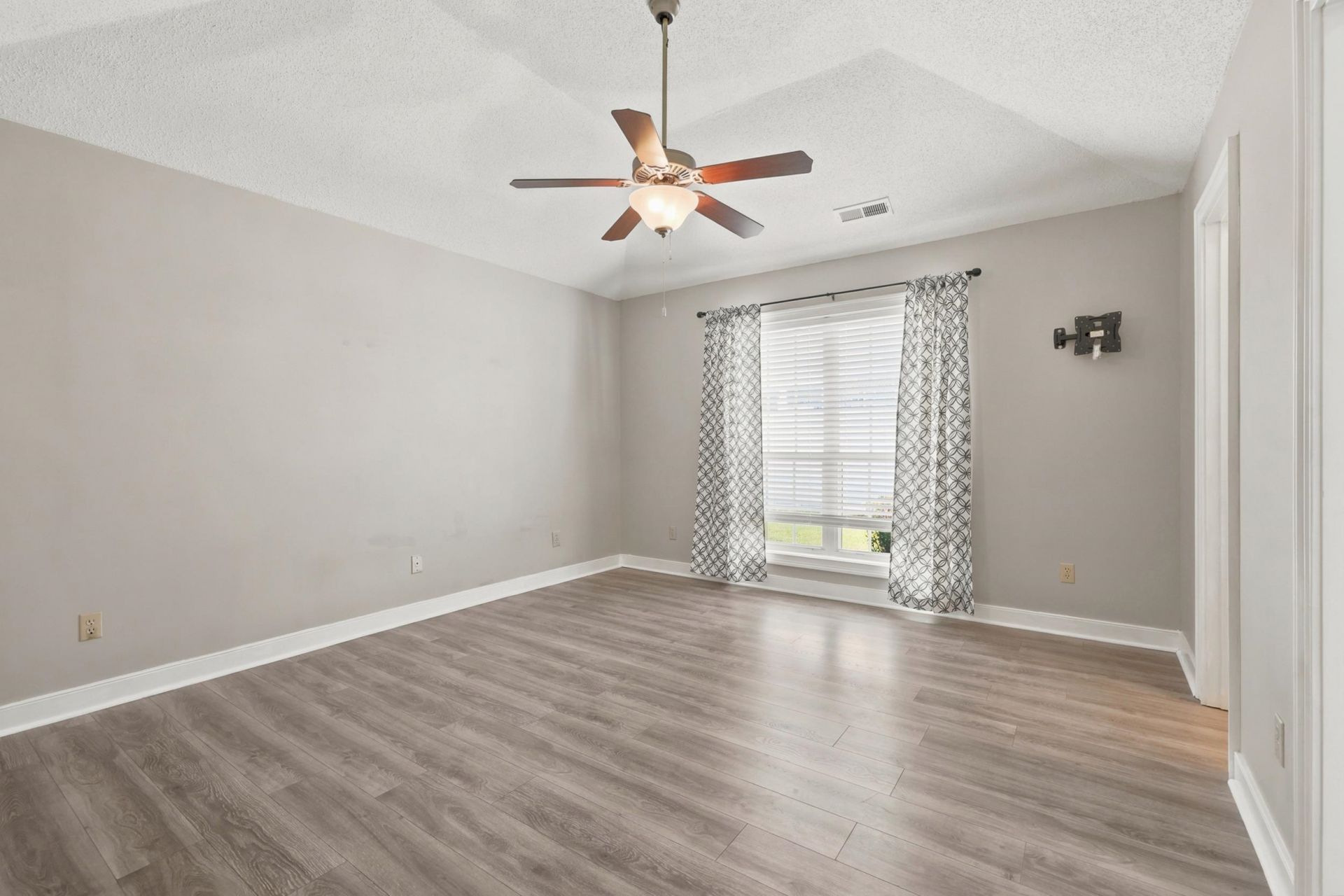 523 Parish Ln.  Photo 6