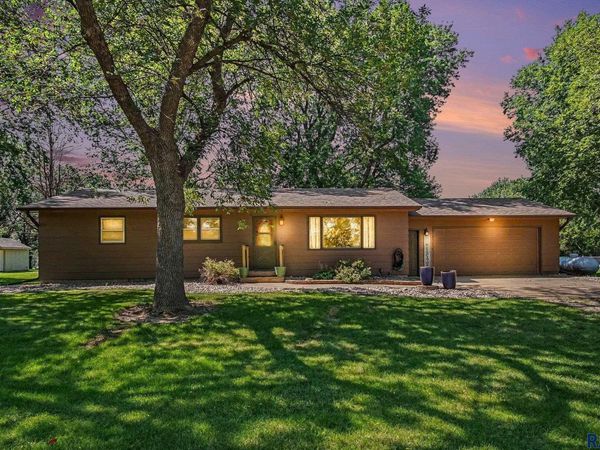 7713 E 38th St, Sioux Falls, SD 57110