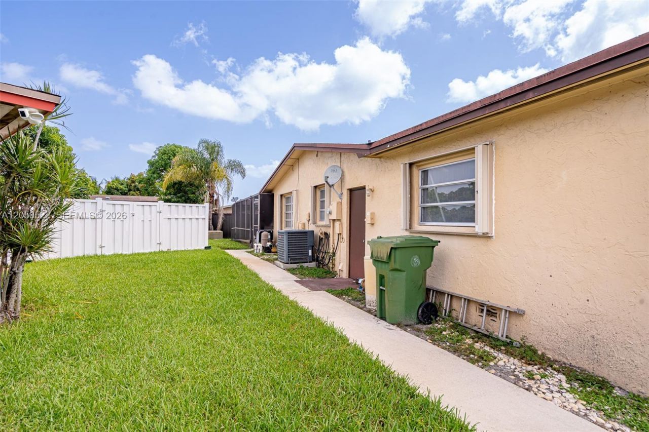 8721 NW 18th St, Pembroke Pines, FL 33024 Photo