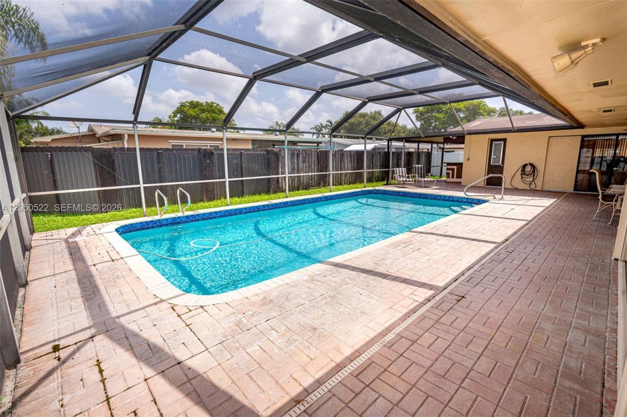 8721 NW 18th St, Pembroke Pines, FL 33024 Photo