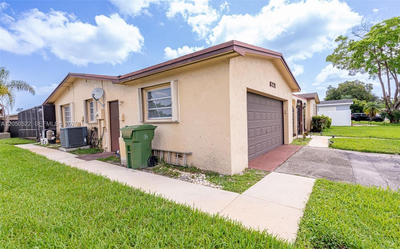 8721 NW 18th St, Pembroke Pines, FL 33024 Photo