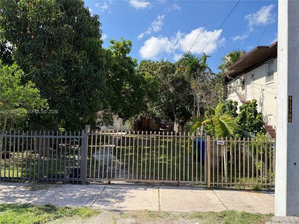 3555 SW 23rd St , Miami, FL 33145