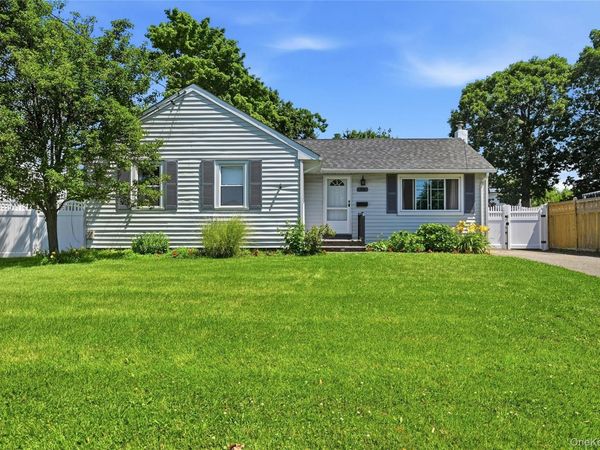 49 Bacon Lane , Babylon, NY 11702