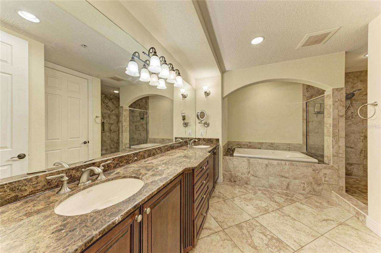 5200 Manorwood Drive, Unit 2D, Sarasota, FL 34235 Photo