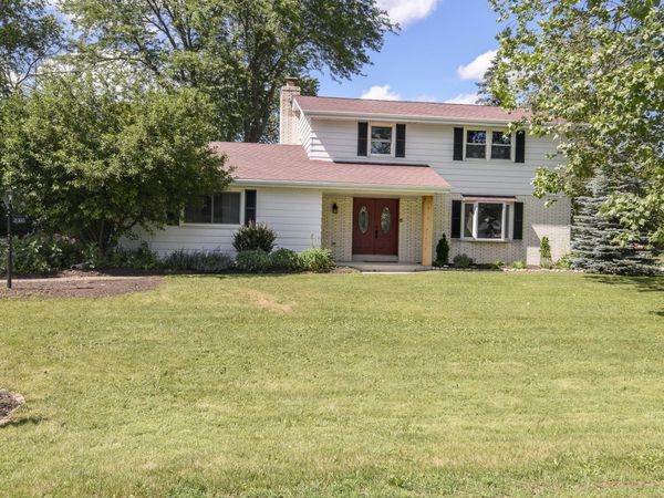21300 Astolat Dr, Brookfield, WI 53045