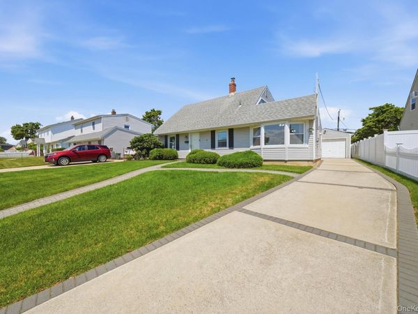37 Gun Lane , Levittown, NY 11756