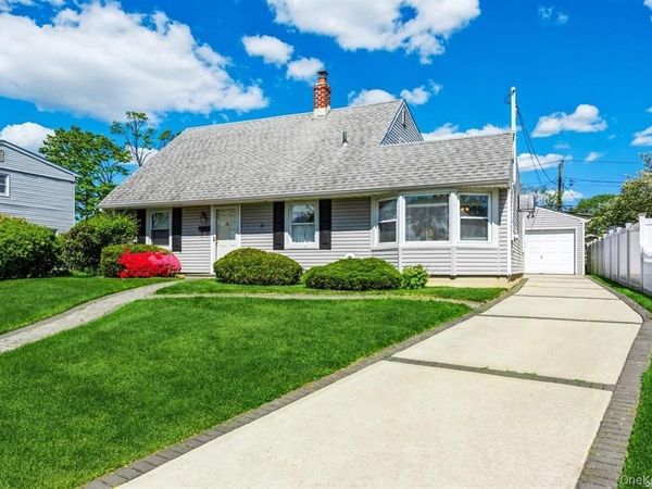 37 Gun Lane , Levittown, NY 11756