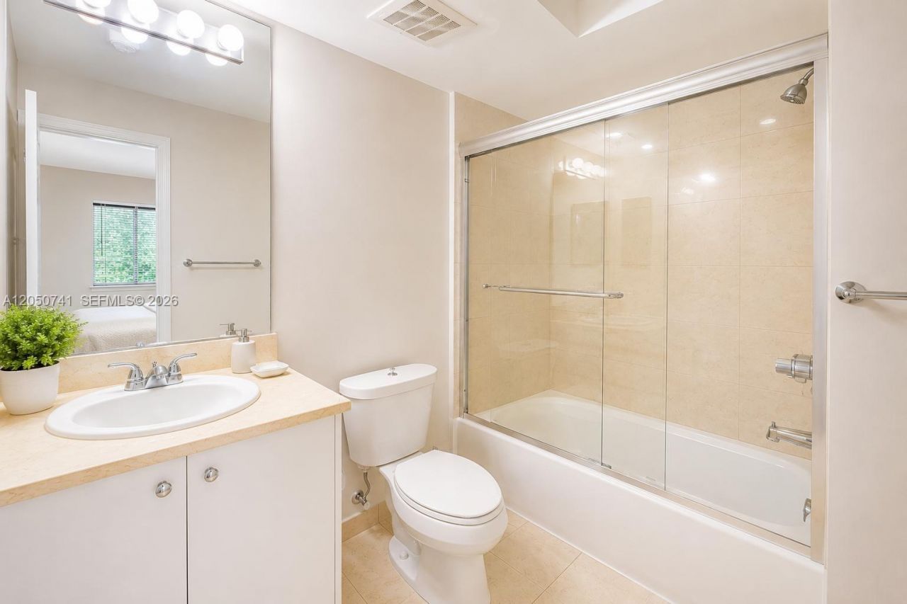 20000 E Country Club Dr , Unit 405, Aventura, FL 33180 Photo
