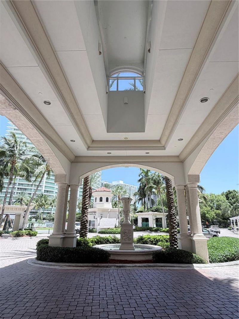 20000 E Country Club Dr , Unit 405, Aventura, FL 33180 Photo