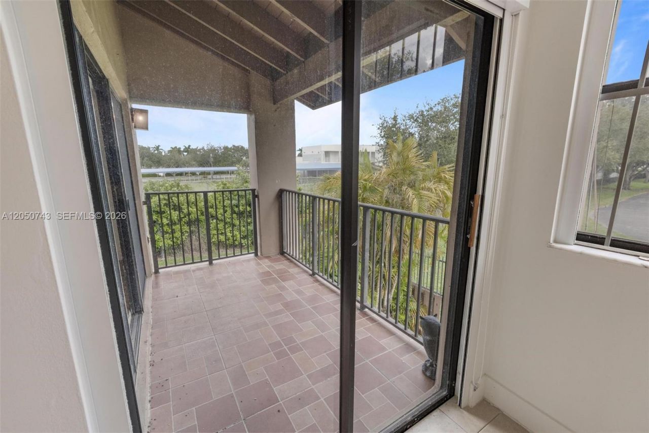 210 W Park Dr, Unit 205-2, Miami, FL 33172 Main Photo