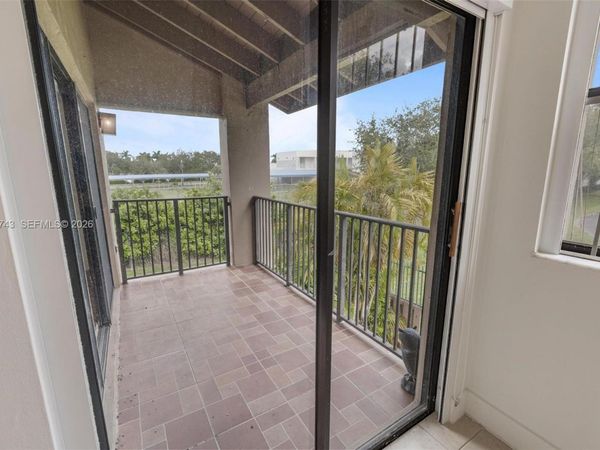 210 W Park Dr , Unit 205-2, Miami, FL 33172