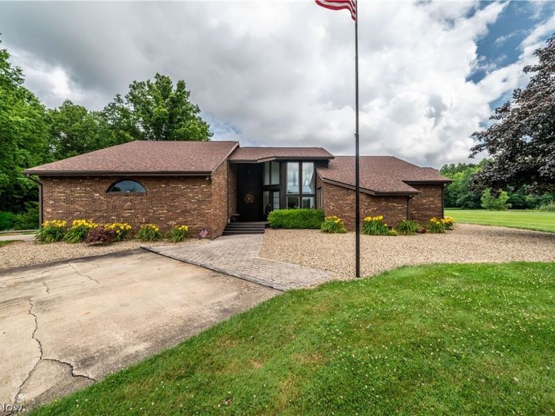 405 Airport Drive NW, Warren, OH 44481 Photo 1