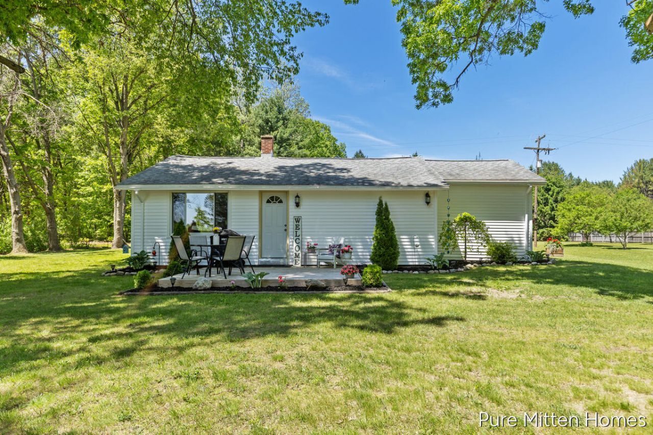 5234 S Johnson Road, Greenville, MI 48838 Main Photo