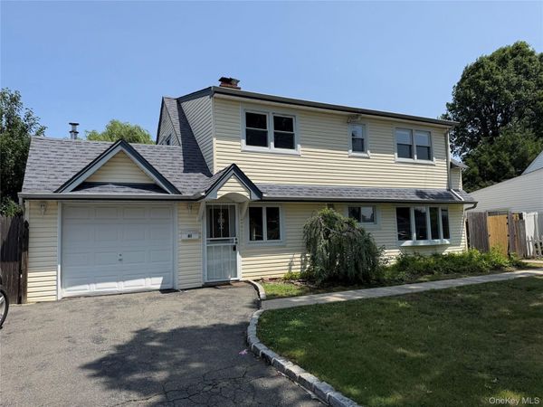 61 Friendly Road , Hicksville, NY 11801