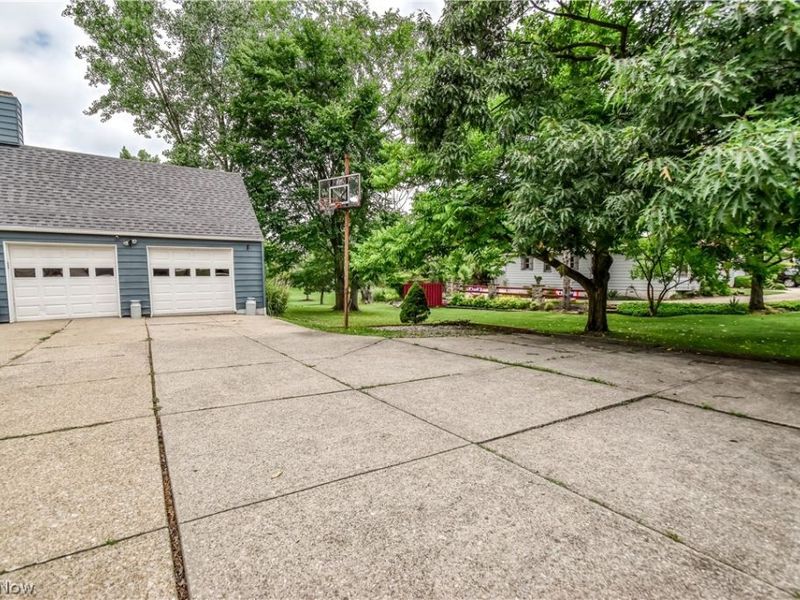 339 E Sprague Road, Seven Hills, OH 44131 Photo 3