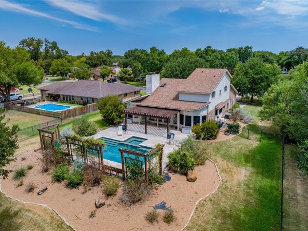 640 S College ST, La Grange, TX 78945