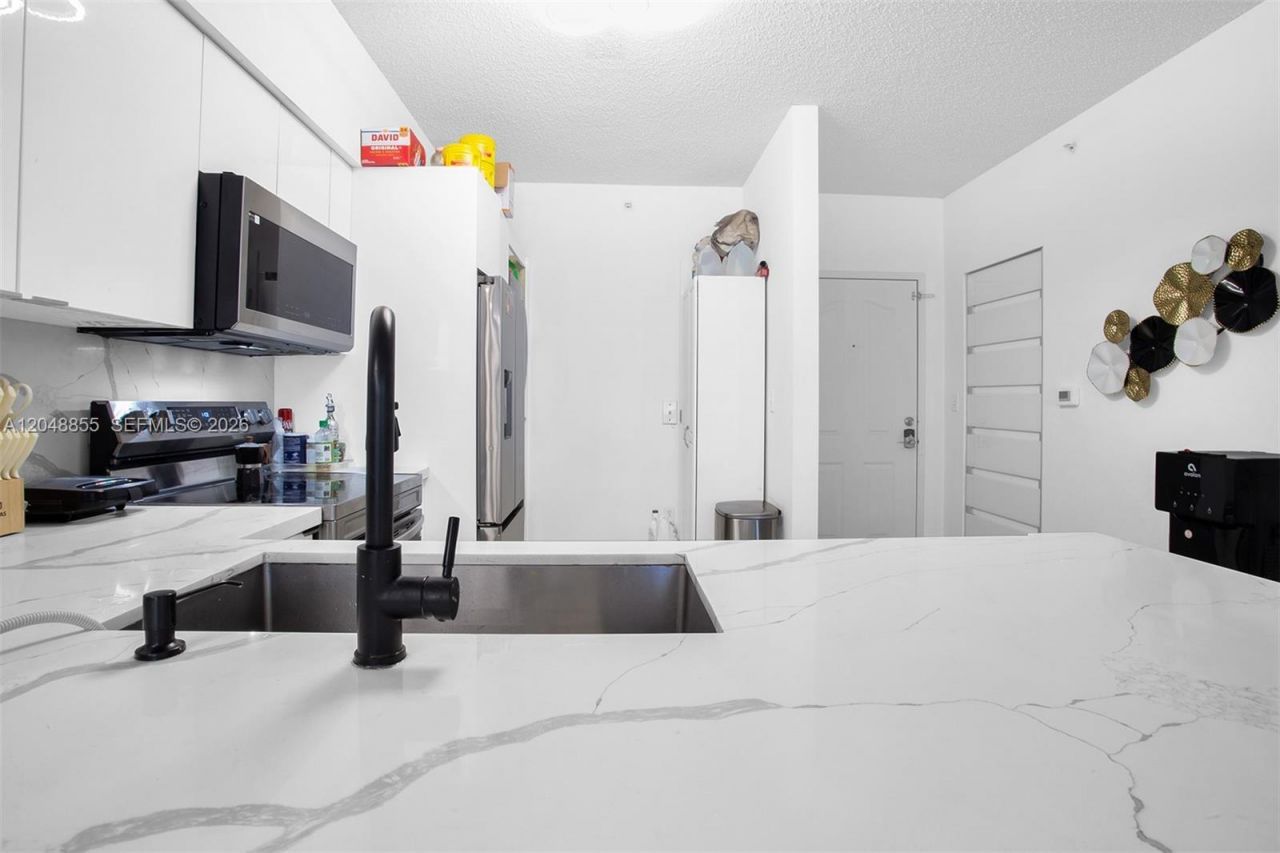 5091 NW 7th St , Unit TS-11, Miami, FL 33126 Photo