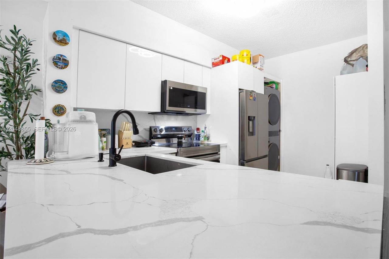 5091 NW 7th St , Unit TS-11, Miami, FL 33126 Photo