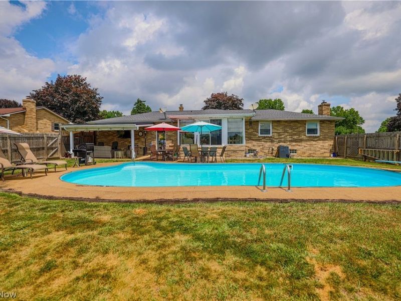 5244 Oakridge Drive, Louisville, OH 44641 Photo 2