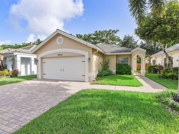 8821 Lake Park Circle N, Davie, FL 33328