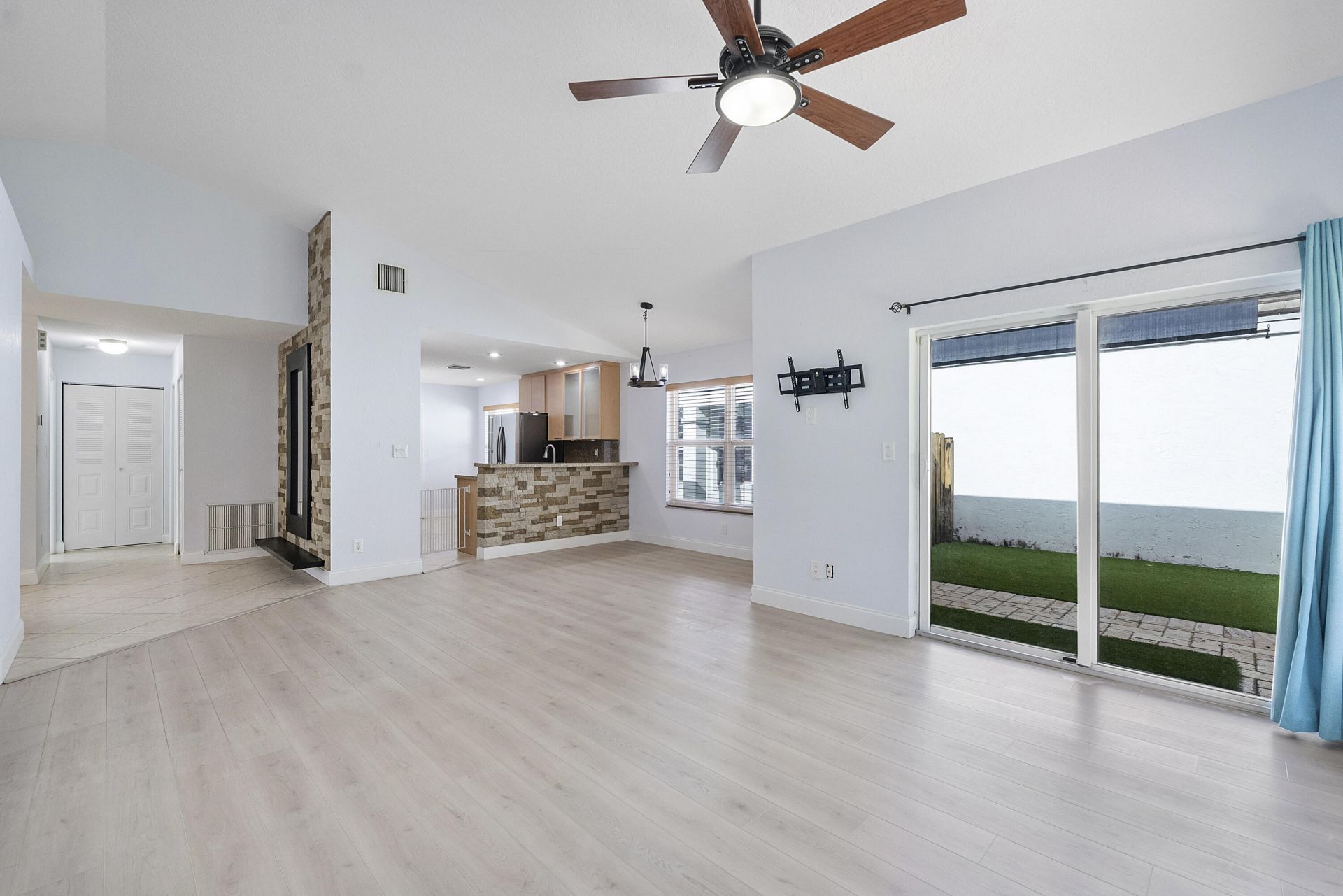 8821 Lake Park Circle N, Davie, FL 33328 Photo
