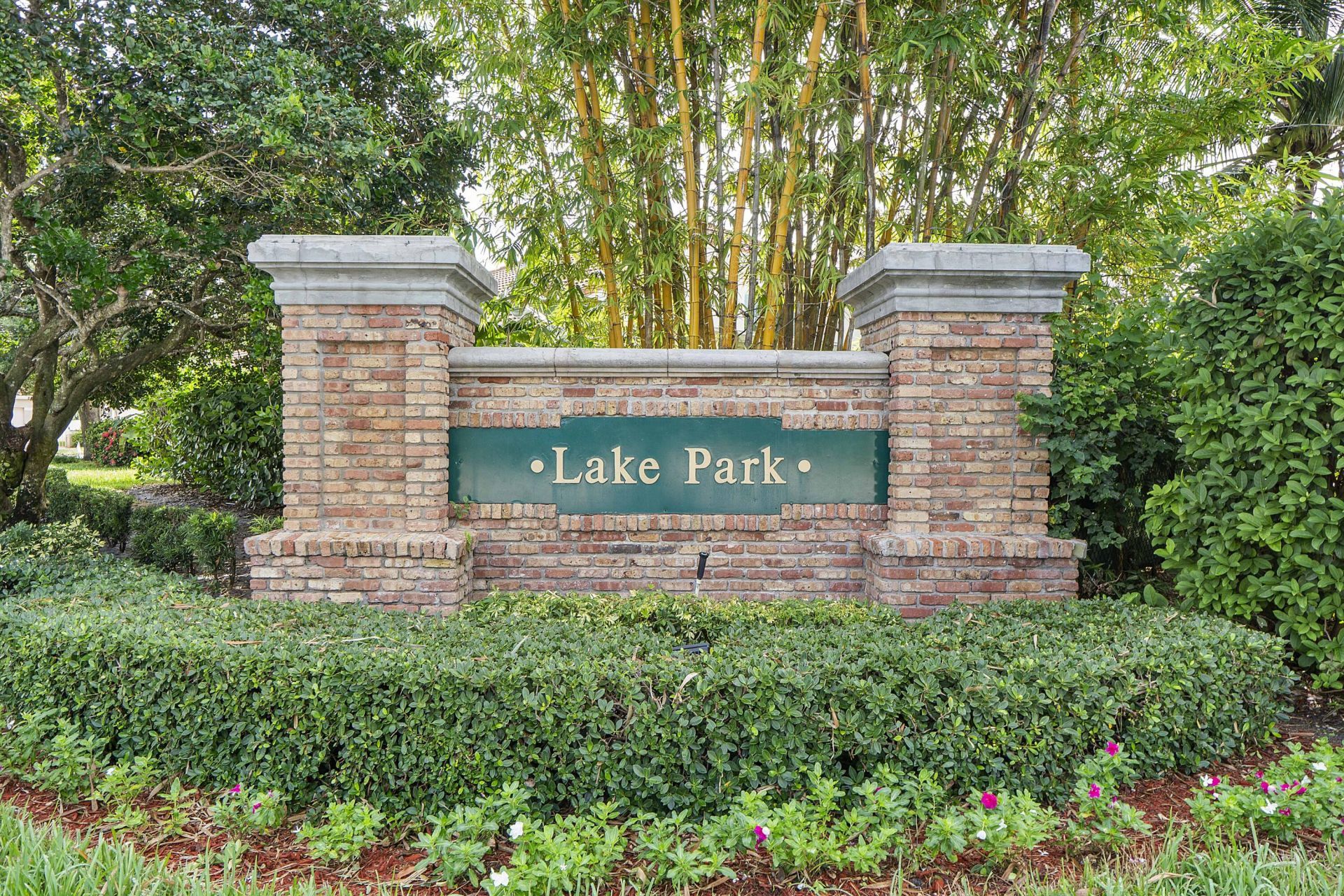 8821 Lake Park Circle N, Davie, FL 33328 Photo