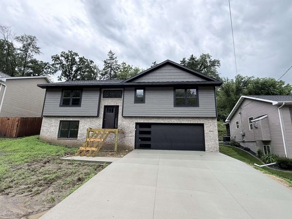3001 N Grandview Avenue, Dubuque, IA 52001
