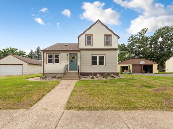 260 N Cordova Avenue, Le Center, MN 56057