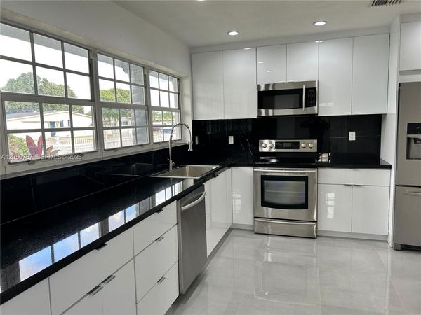 19522 NW 37th Ct , Miami Gardens, FL 33055