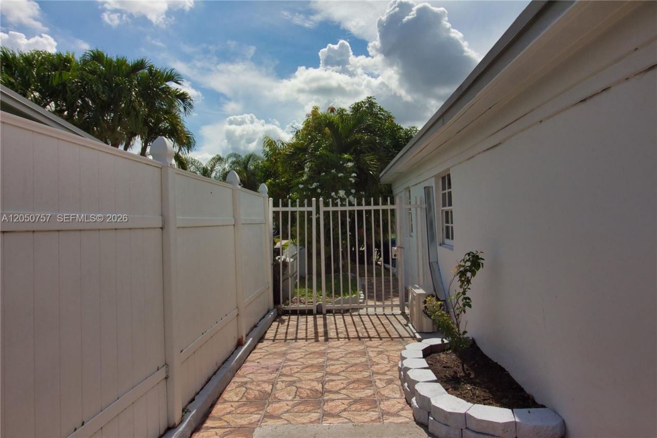 19522 NW 37th Ct , Miami Gardens, FL 33055 Photo