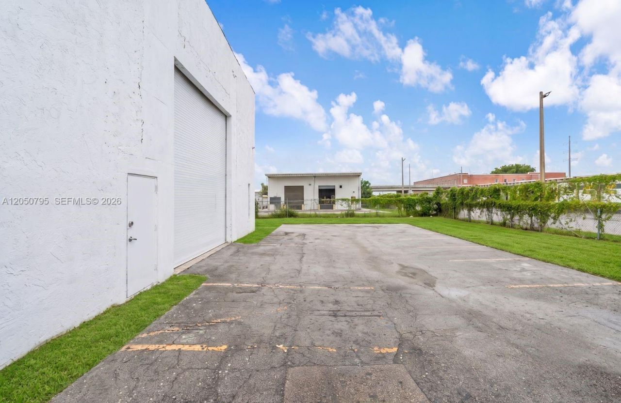 7440 NW 66th St , Miami, FL 33166 Photo