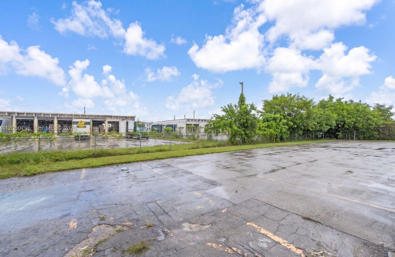 7440 NW 66th St , Miami, FL 33166 Photo