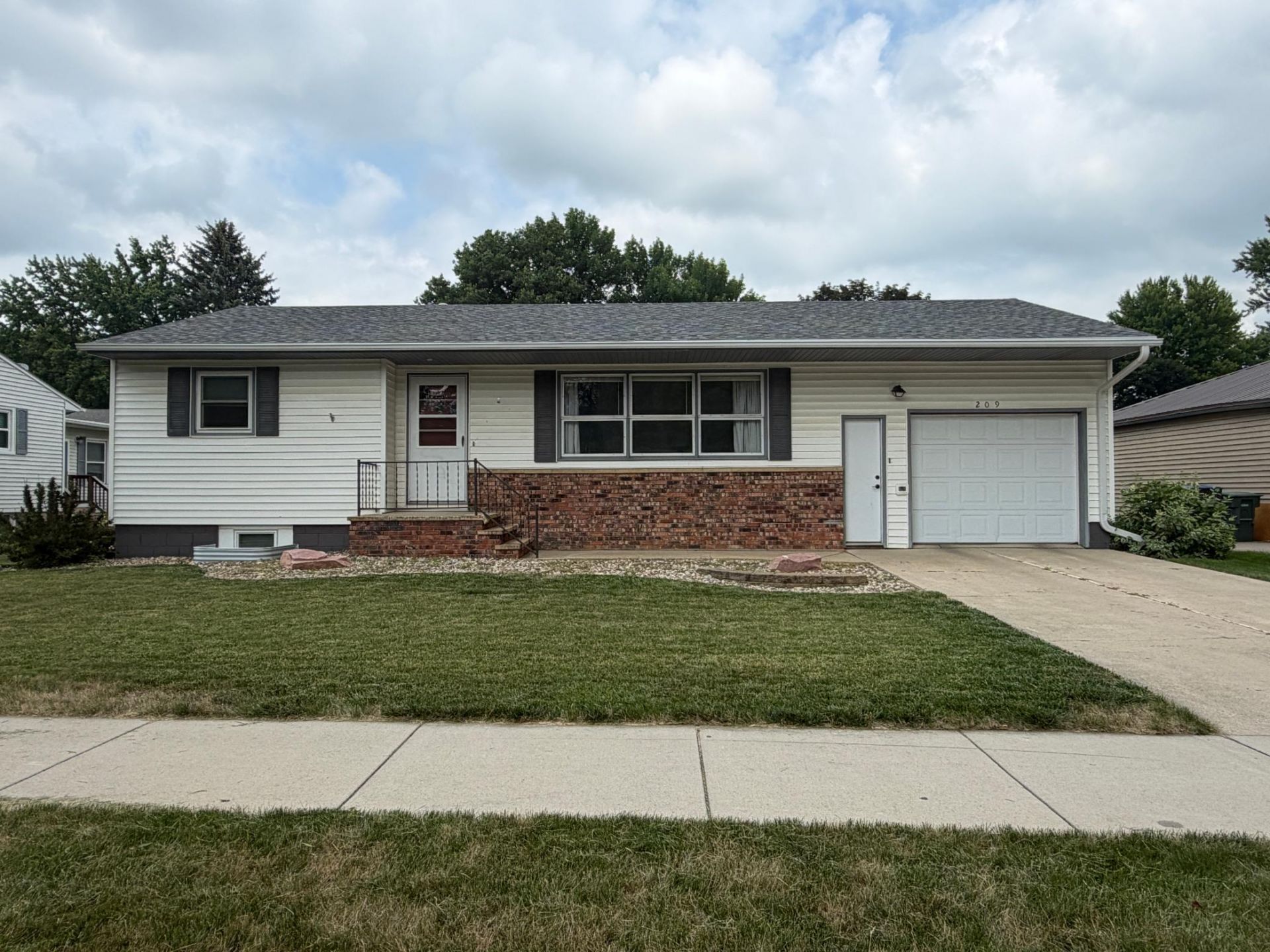 209 E Barck Avenue, Luverne, MN 56156