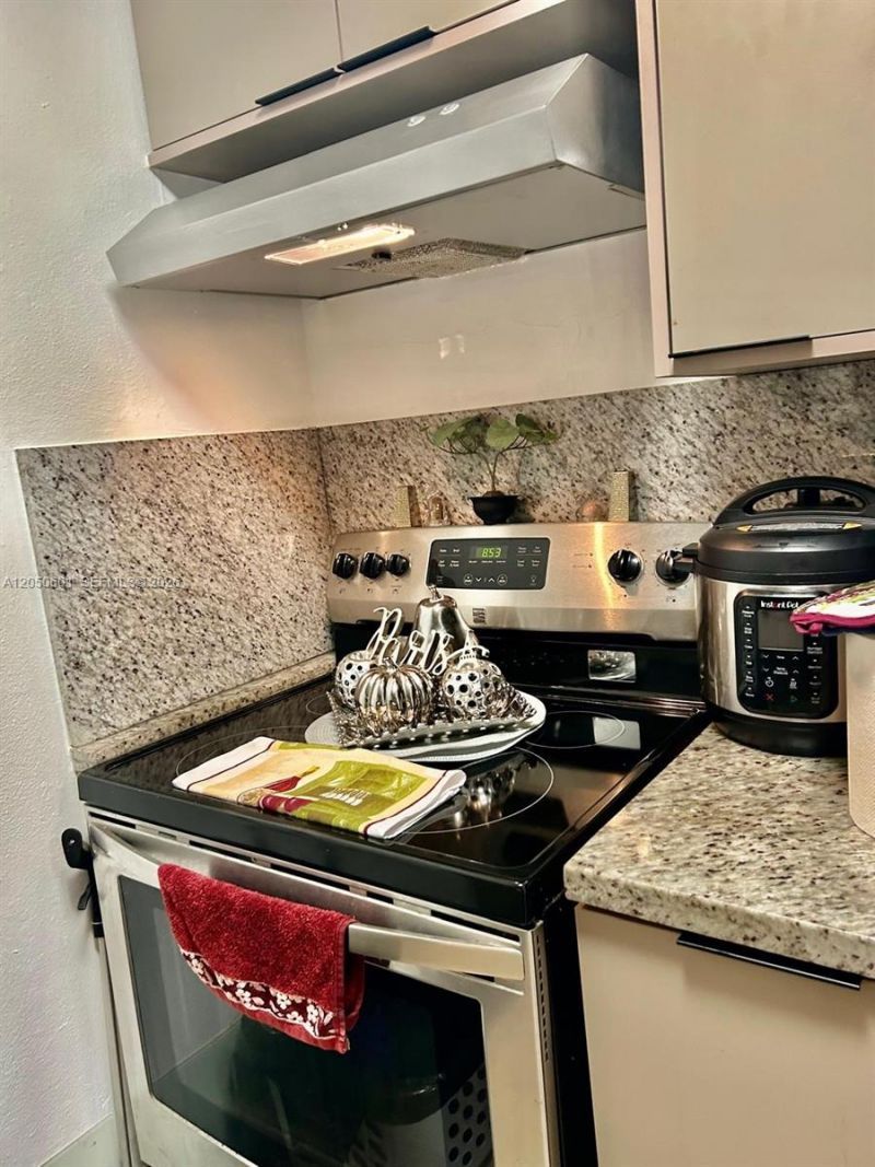 520 NE 38th St, Unit 15, Miami, FL 33137 Photo