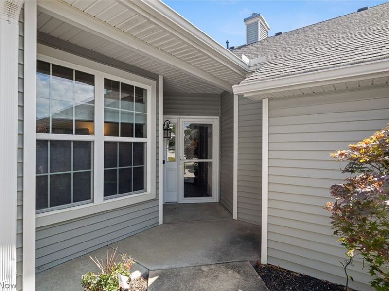 556 Hyannis Port Circle, Avon Lake, OH 44012 Photo 2