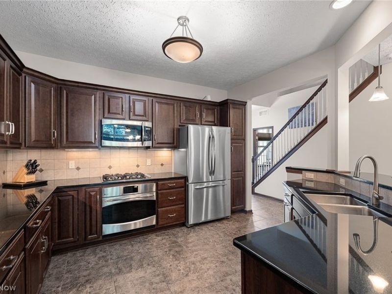 556 Hyannis Port Circle, Avon Lake, OH 44012 Photo 6